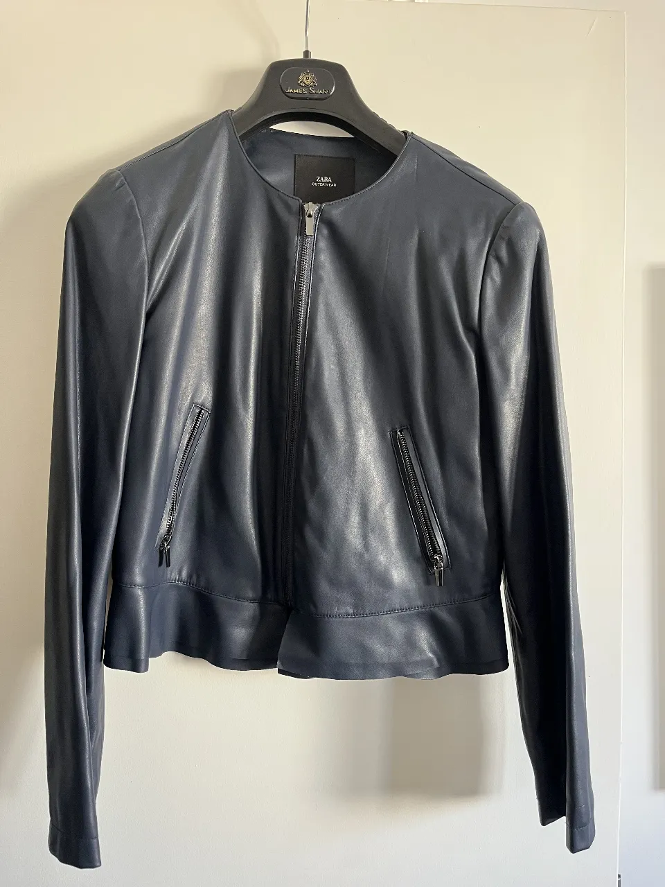 Campera de cuero azul marino de mujer, estilo biker, con cierre y bolsillos. Ideal para un look moderno y canchero.