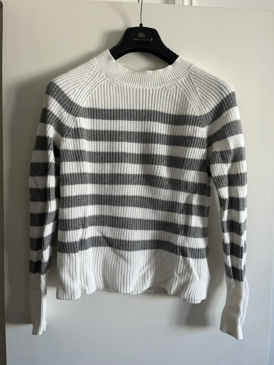 Sweater de cuello alto a rayas horizontales en blanco y gris. De la marca Banana Republic, ideal para un look casual y abrigado.