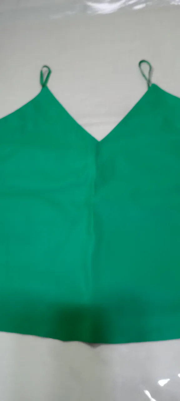 Top verde esmeralda con breteles finos y escote en V. Ideal para un look canchero y fresco.