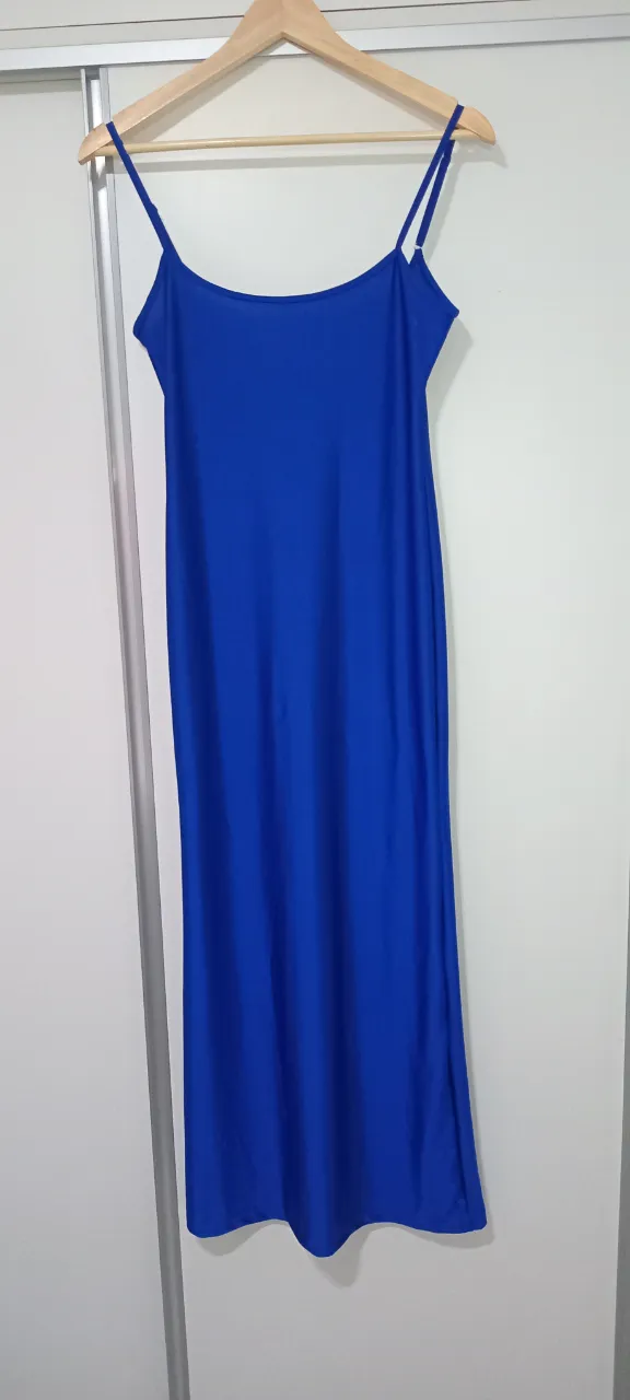 Vestido largo azul vibrante, ideal para un look casual o para una salida. Su diseño liso y tirantes finos lo hacen súper versátil y cómodo.