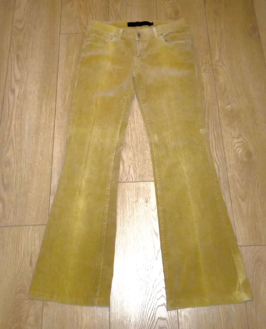 Pantalón de vestir de mujer, color amarillo mostaza, corte recto y bota ancha, ideal para un look casual o elegante.
