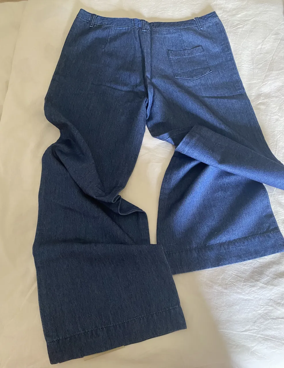 Jean de moldería ancha y tiro alto, ideal para un look relajado y canchero. Su diseño versátil lo hace perfecto para combinar con tops o camisas. talle 29!!!