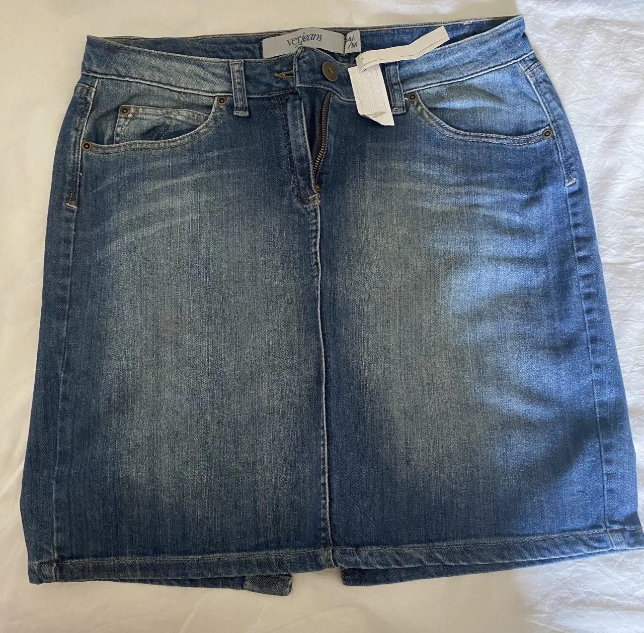 Pollera de jean tiro alto, con lavado desgastado y detalles de costura. Ideal para un look casual y moderno. talle 44!!