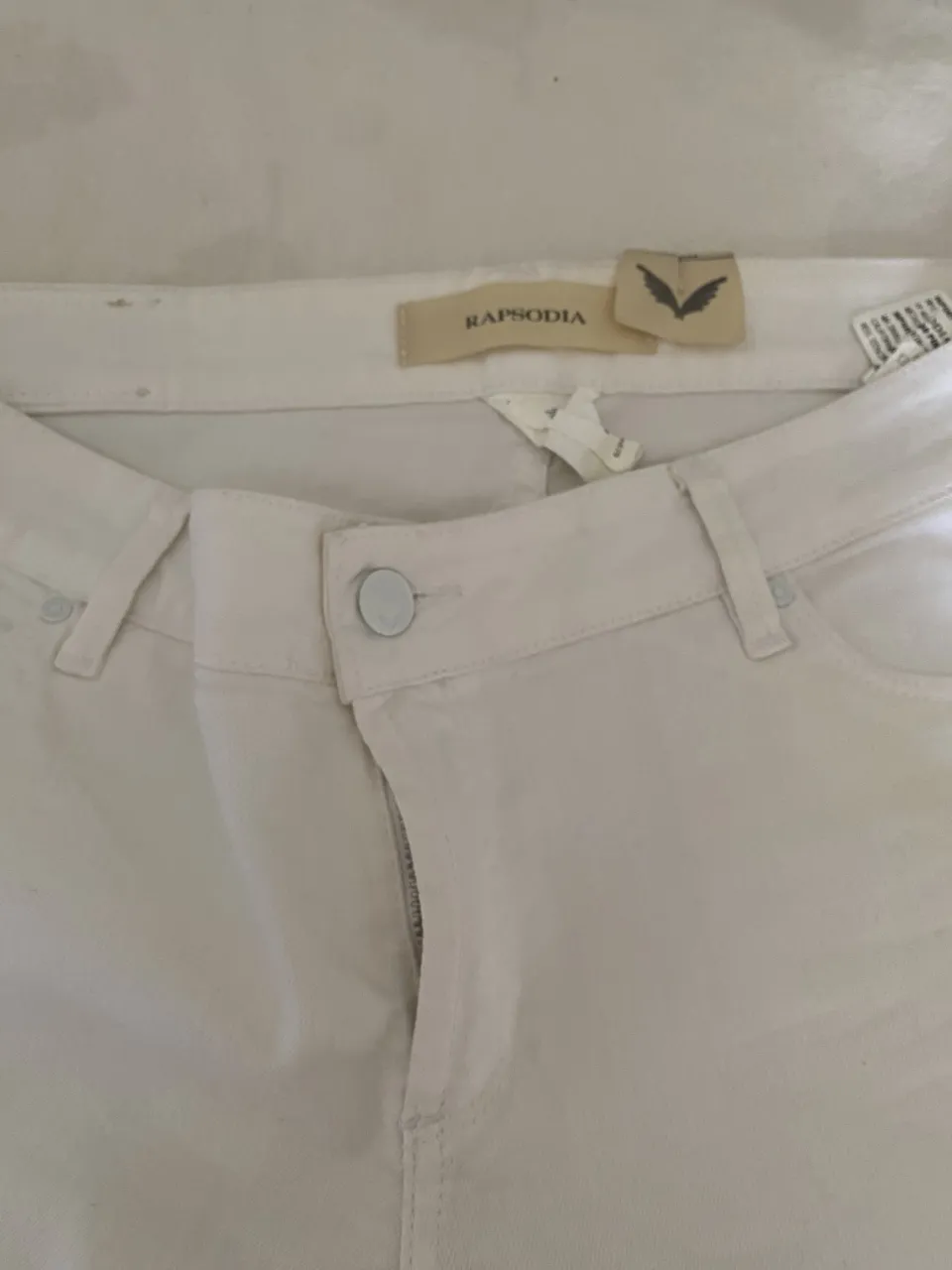 Jeans blancos tiro alto rectos, con detalles sutiles de roturas y un corte moderno. Perfectos para un look casual y canchero. talle 50!