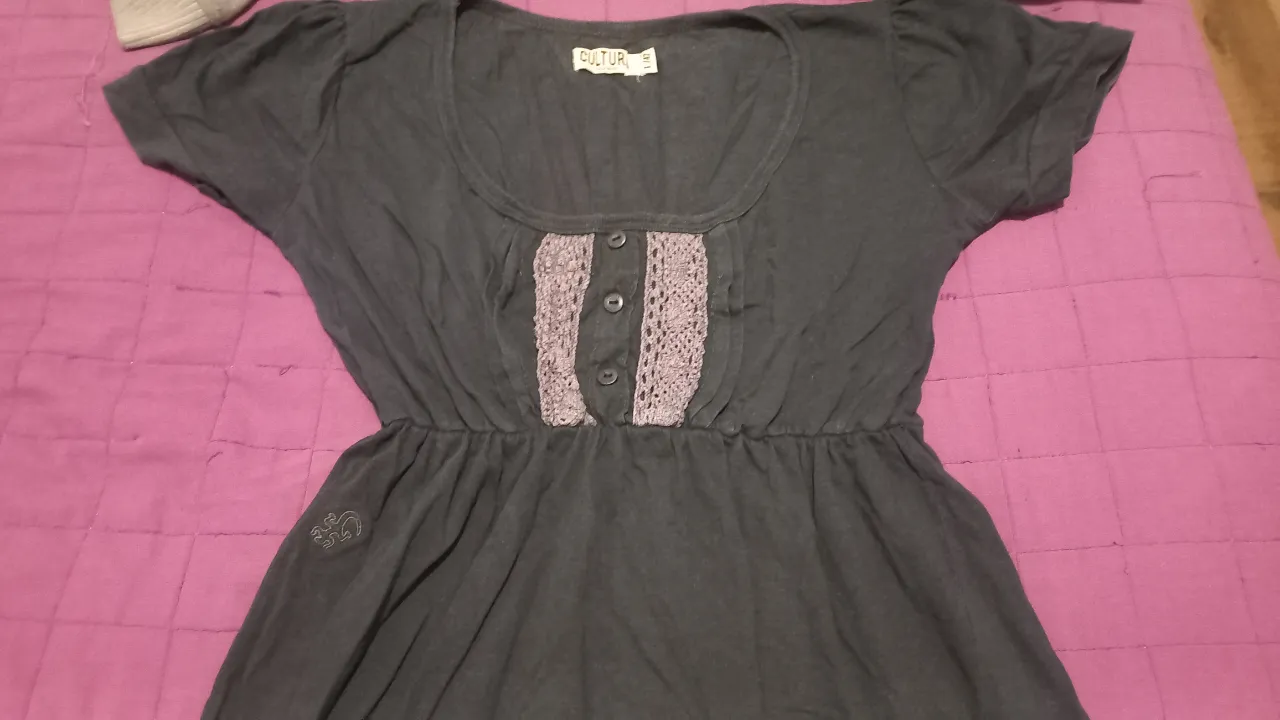 Blusa gris de Cultura, con detalle de encaje en el pecho y cintura elastizada. Ideal para un look casual y cómodo.