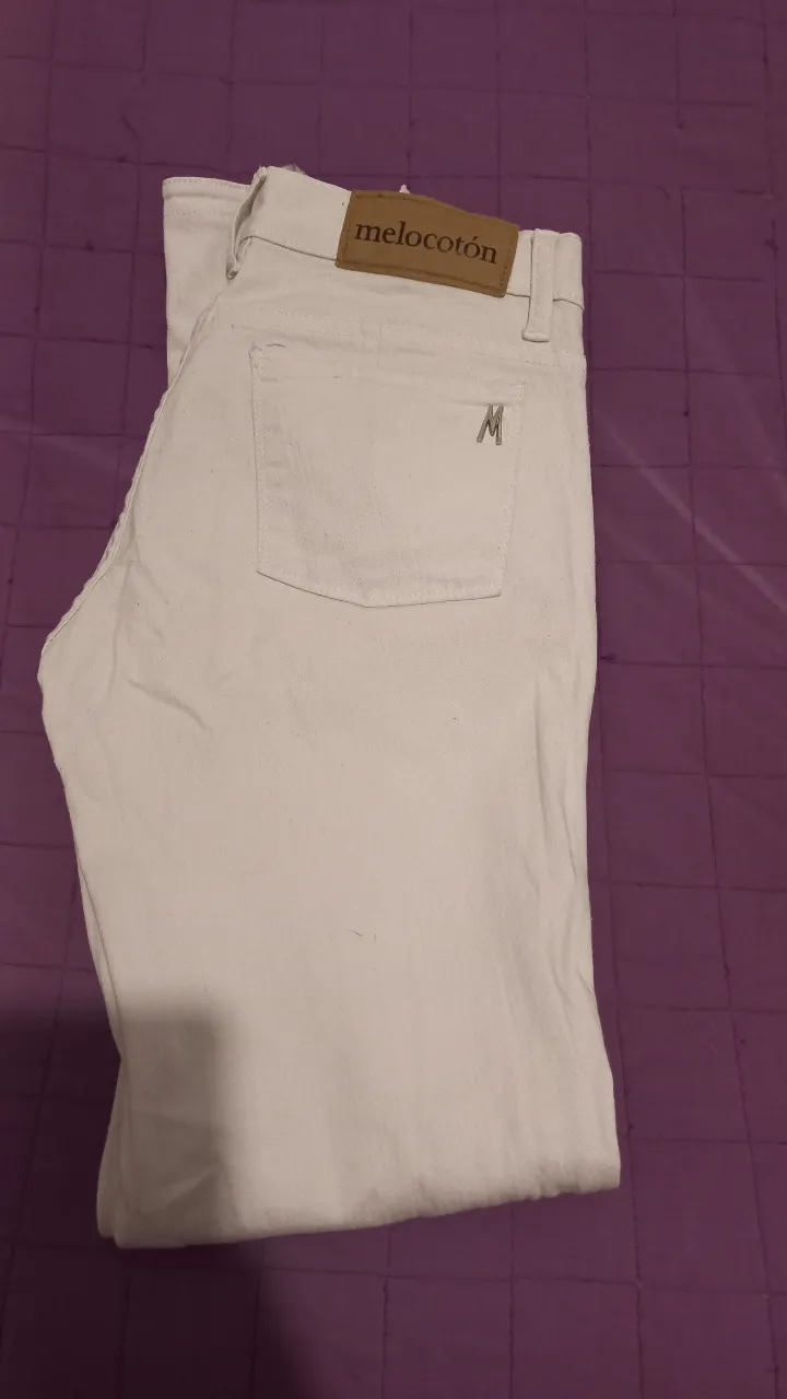 Jeans blanco de mujer, tiro bajo, corte recto. Marca Melocotón. Ideal para un look casual y moderno.