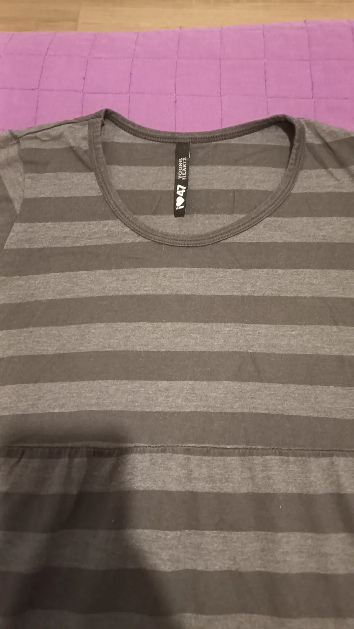 Vestido de manga larga a rayas grises y oscuras, con detalle de fruncido en la cintura. Ideal para un look casual y cómodo.