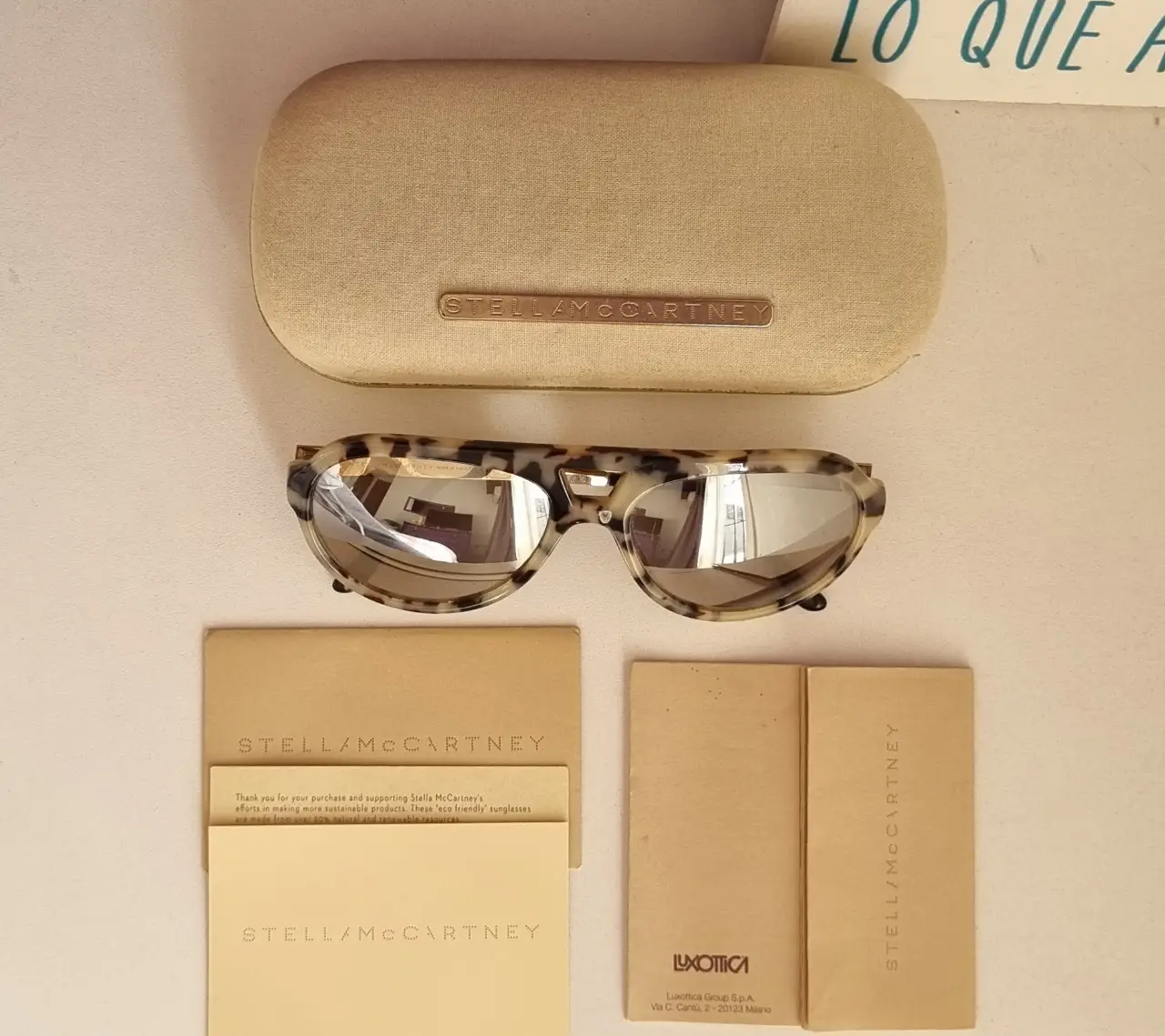 Anteojos de sol Stella McCartney, con armazón de carey y lentes espejados. Incluye estuche y paño de limpieza.