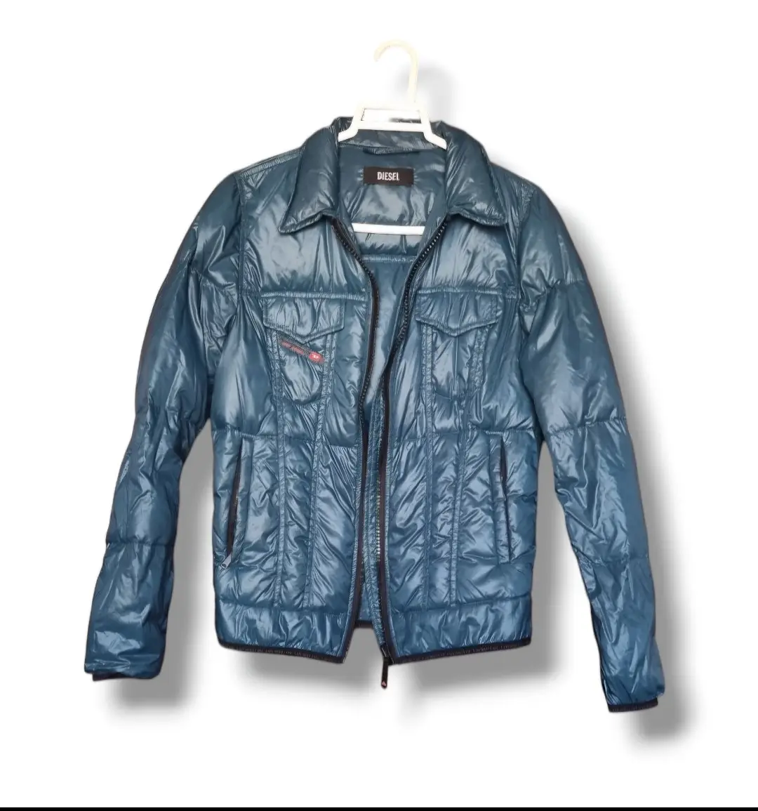 Campera Diesel azul ultraliviana, con cierre y bolsillos. Ideal para el invierno.