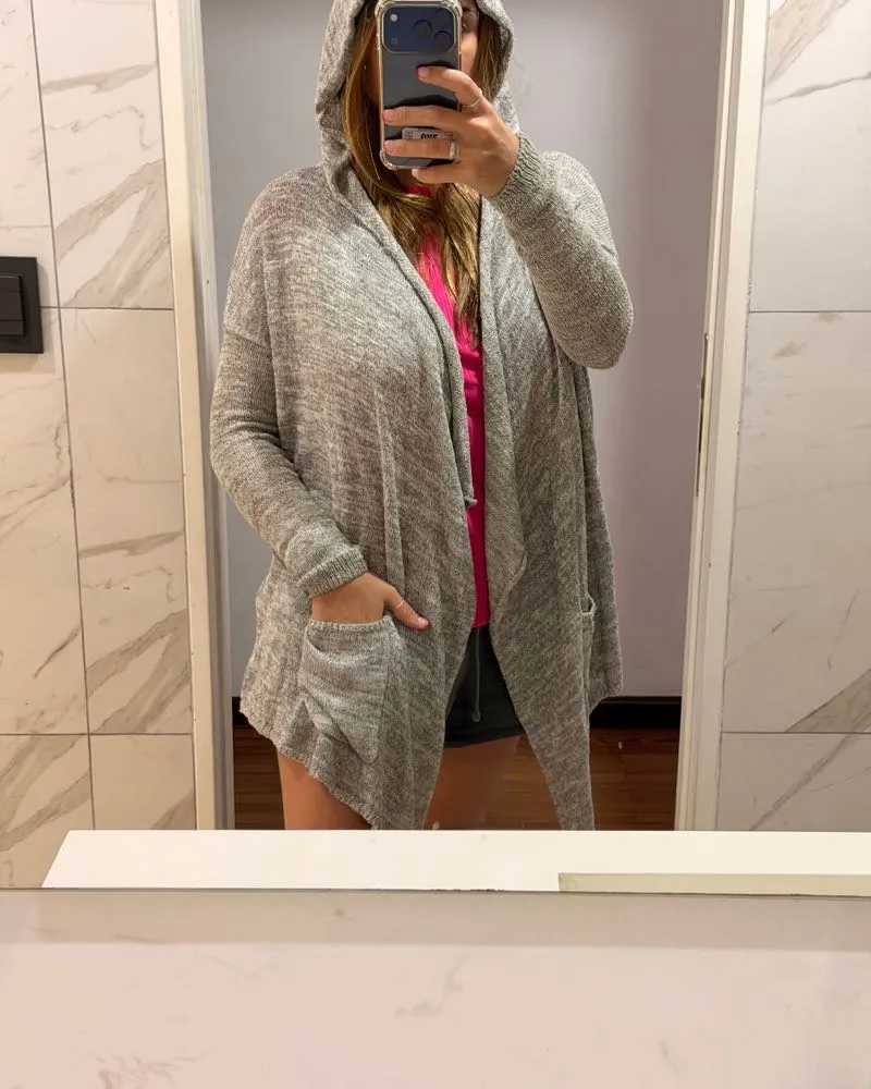 Cardigan gris con capucha, súper cómodo y canchero. Tiene bolsillos y es ideal para usar en cualquier momento. Queda genial con jeans o calzas.