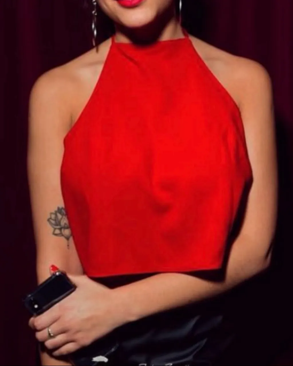 Top rojo sin mangas con cuello halter.