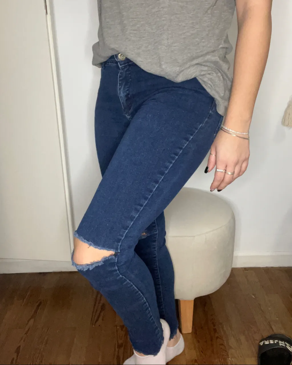 Jeans de corte ajustado con roturas a la altura de las rodillas y detalles deshilachados en los bajos. Poseen bolsillos delanteros y traseros.