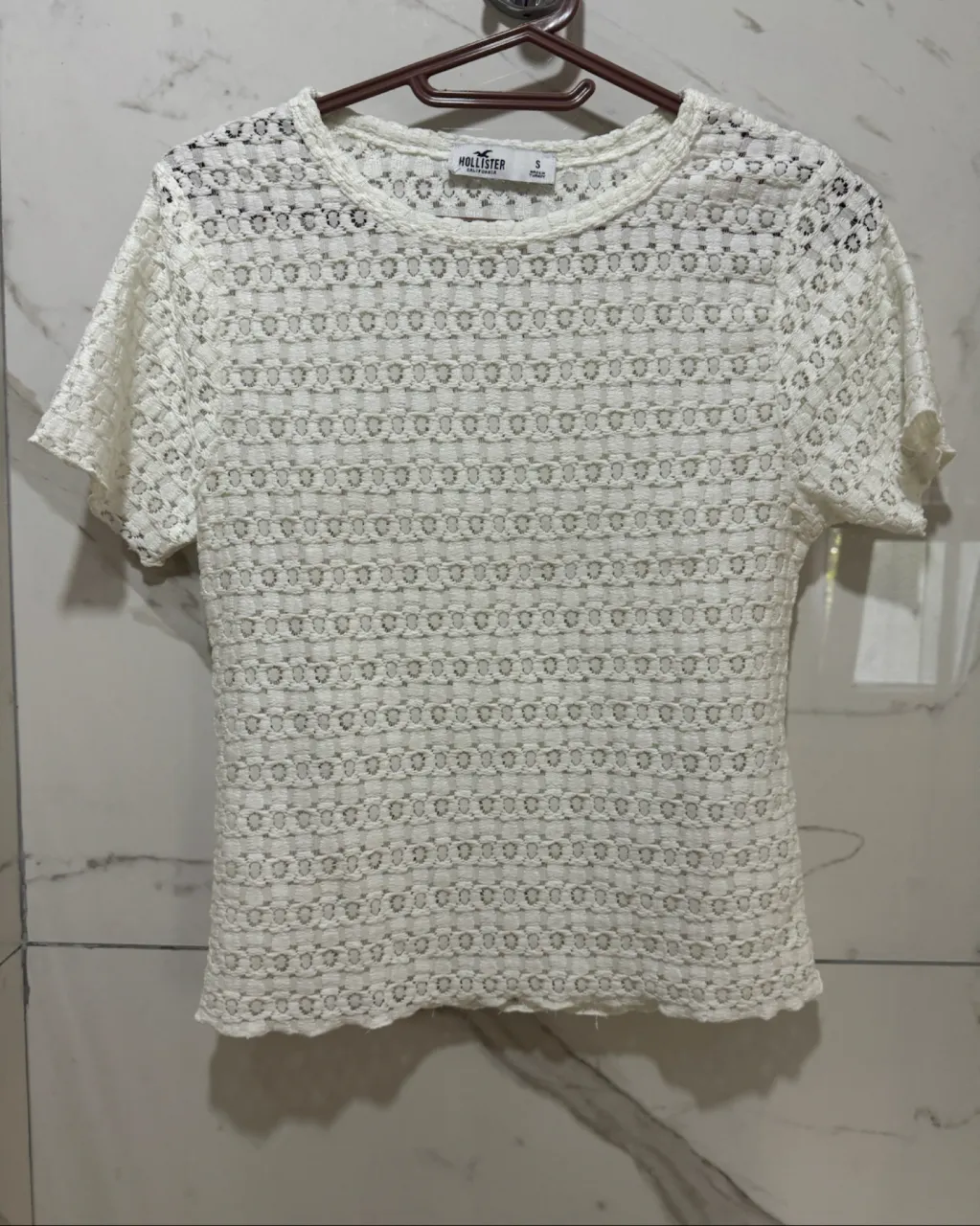 Remera blanca de manga corta con tejido calado.