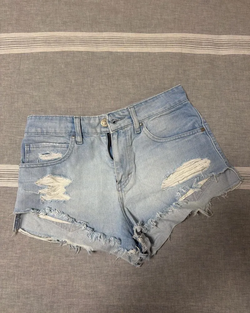 Shorts de jean tiro alto, súper cómodos y cancheros. Tienen roturas y detalles desgastados que le dan un toque rebelde y moderno. Ideales para el día a día, para armar looks casuales y frescos.