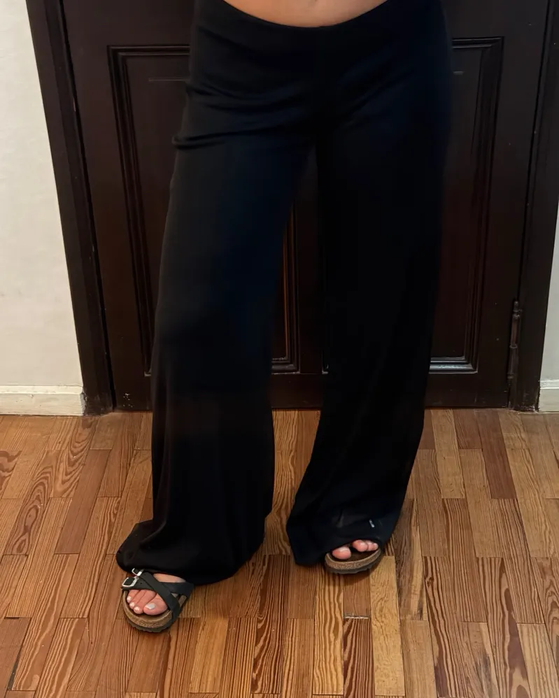 Pantalón negro ancho, tiro alto, súper cómodo y fresco. Ideal para un look relajado y canchero. Combinalo con lo que quieras!