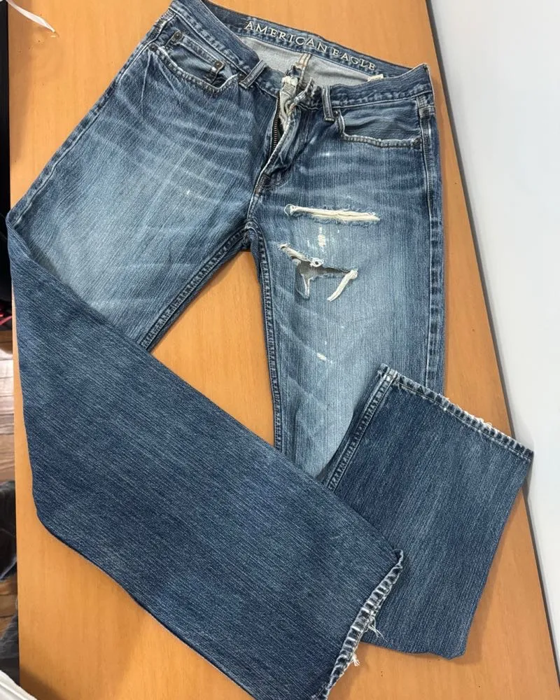 Jeans de corte recto con roturas y desgastes, tiro medio. Un clásico para el día a día.