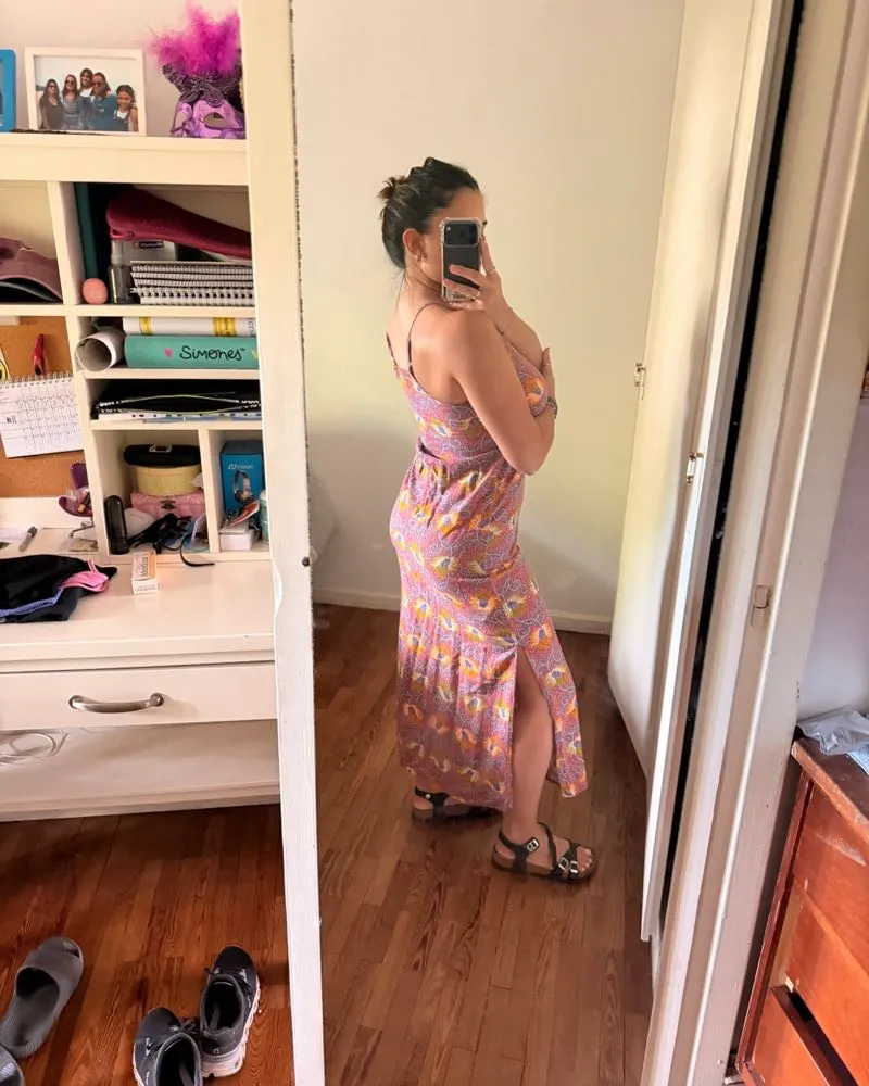 Vestido largo estampado con breteles finos y tajo lateral. Ideal para un look fresco y canchero.