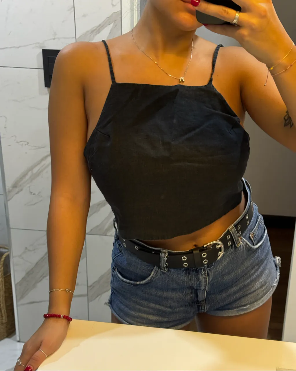 Top negro con tiras finas y lazo en la espalda.