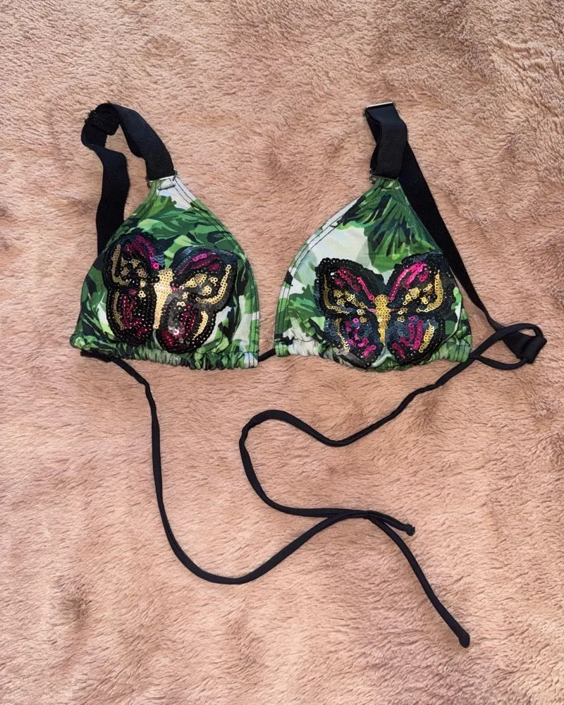¡Luce espectacular con este corpiño de bikini con estampado de hojas tropicales y mariposas brillantes! Perfecto para destacar en la playa o la piscina. ¡Un toque de glamour y diversión para tus días de sol!