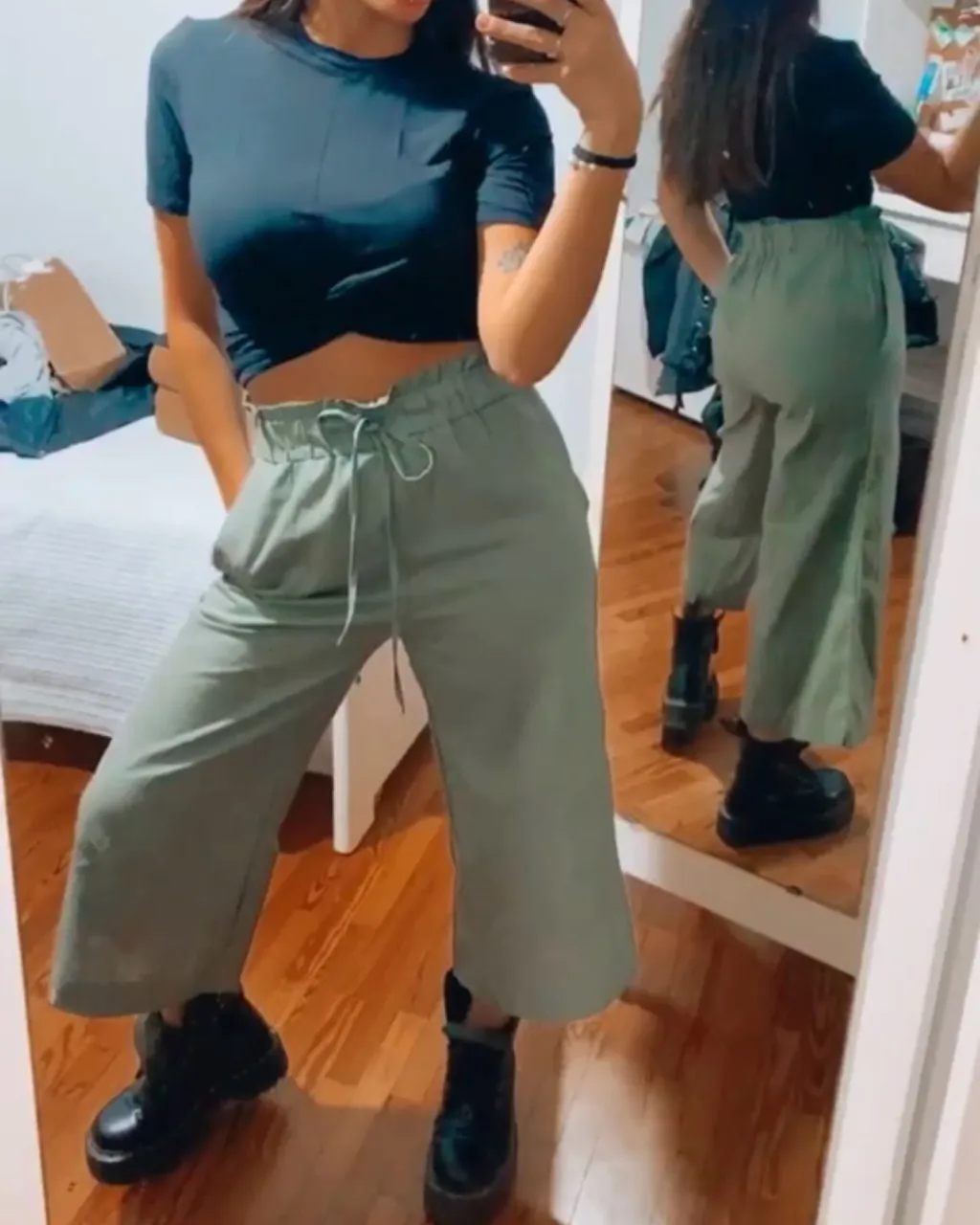 Remera negra de manga corta con nudo delantero.