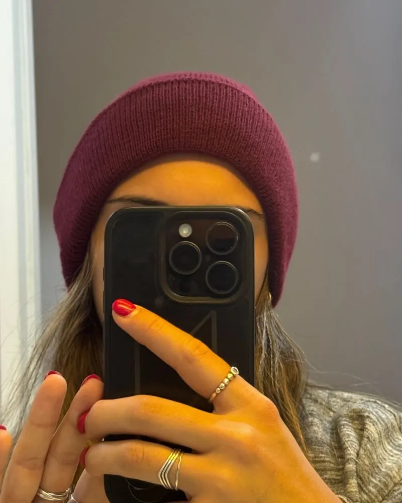 Gorro de lana tejido en color bordó. Un accesorio súper canchero para completar cualquier look de invierno. Es un gorro básico, liso, con un dobladillo que se puede doblar o usar suelto.