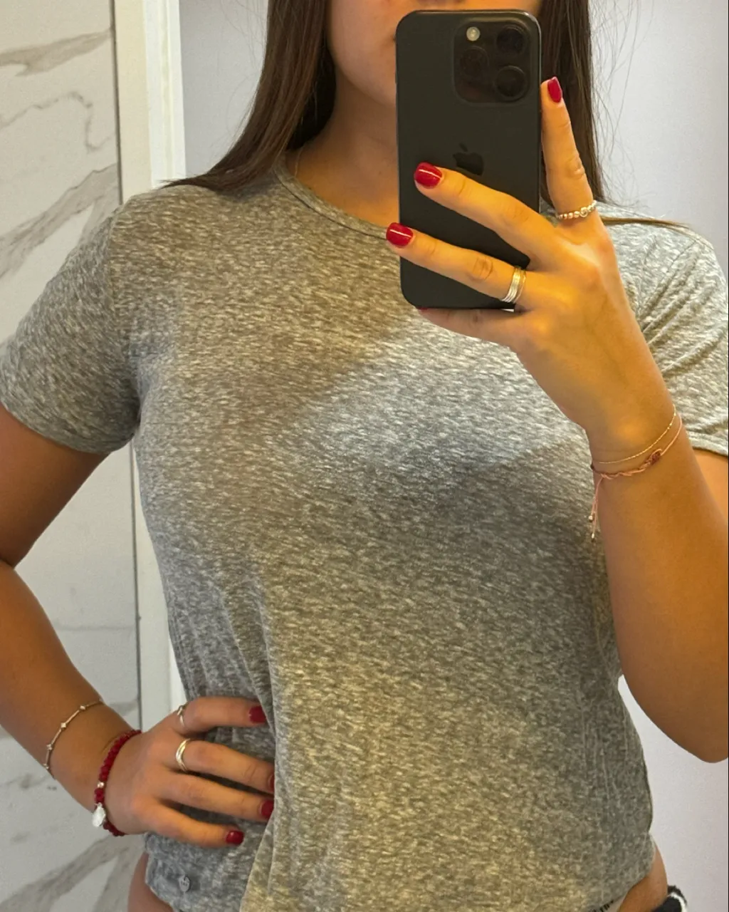 Remera gris jaspeado de manga corta.