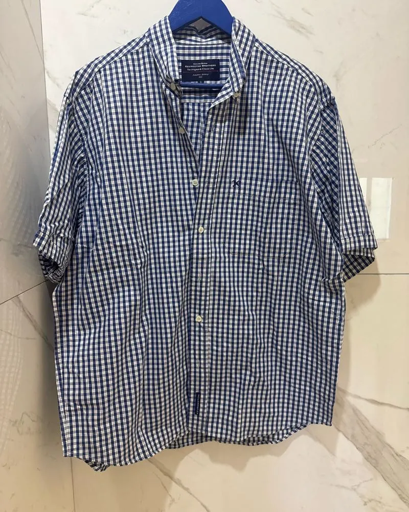 Camisa a cuadros de manga corta, ideal para un look casual y fresco. Perfecta para el día a día o para salidas informales.