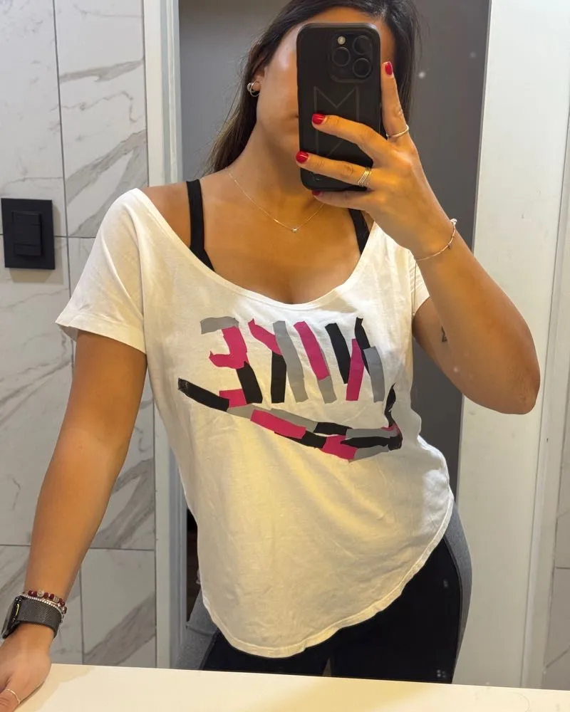 Remera blanca de manga corta con estampa grande de Nike en el frente. Ideal para entrenar o para un look casual deportivo.