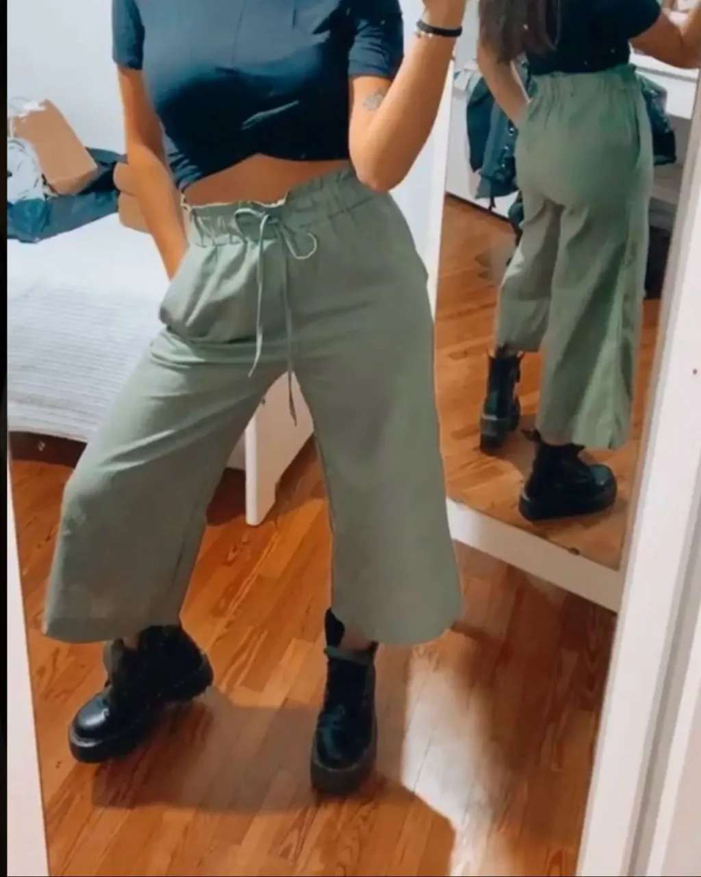 Pantalón ancho de color verde militar, con cintura elastizada y cordón de ajuste. Posee bolsillos laterales.