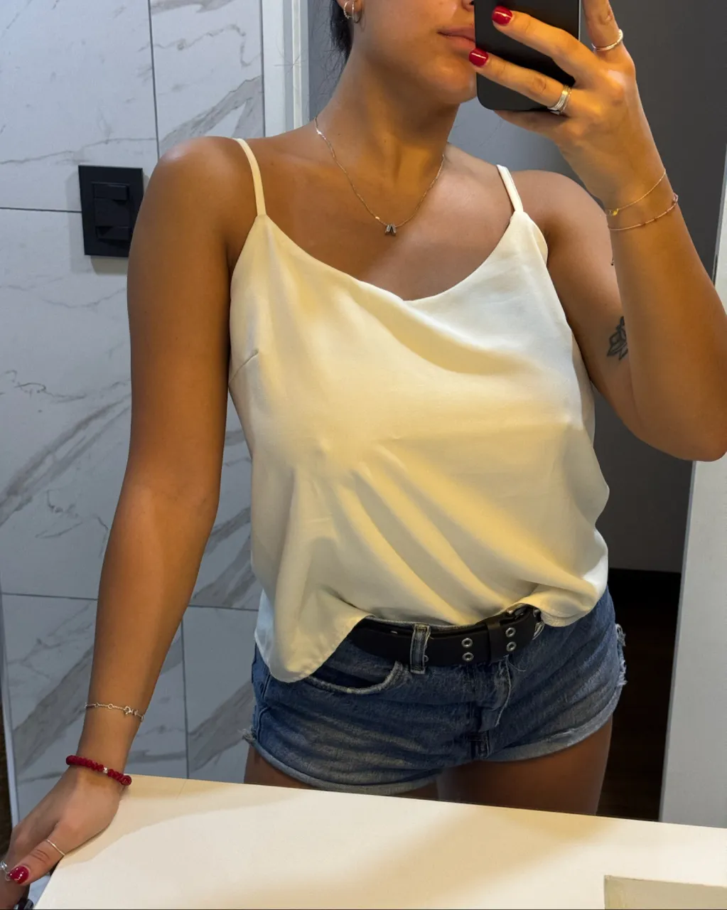 Musculosa blanca de breteles finos. Posee un escote en V pronunciado.