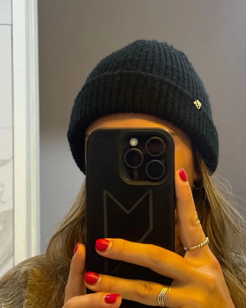 Gorrito tejido negro, súper canchero y abrigado. Ideal para los días fríos o para darle un toque cool a tu outfit. Es un básico que no puede faltar en tu guardarropa.