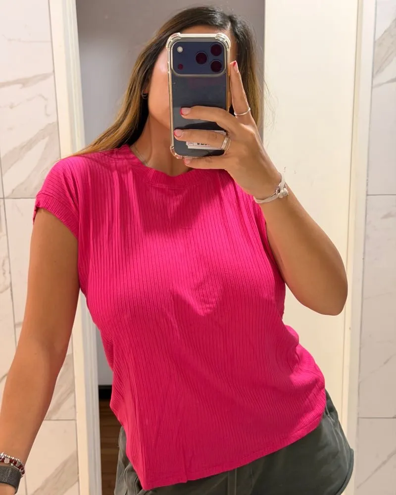 Remera fucsia de morley, con cuello redondo y mangas cortas. Ideal para un look casual y cómodo.