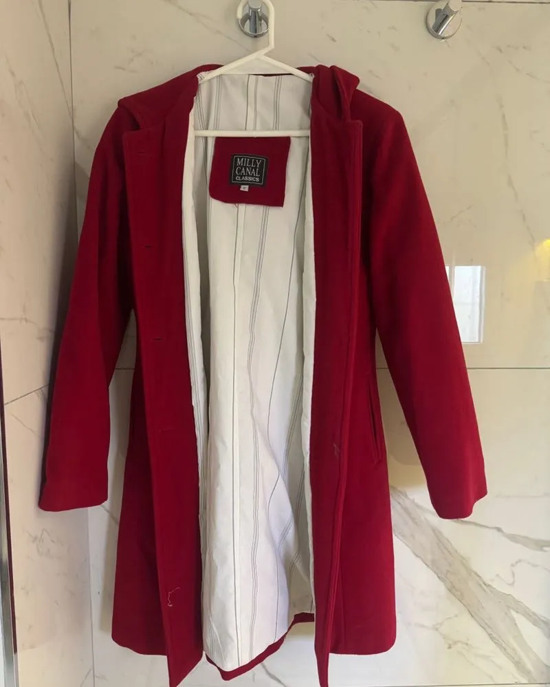 Abrigo rojo de paño con capucha, forro a rayas y botones al frente. Ideal para un look casual y abrigado.