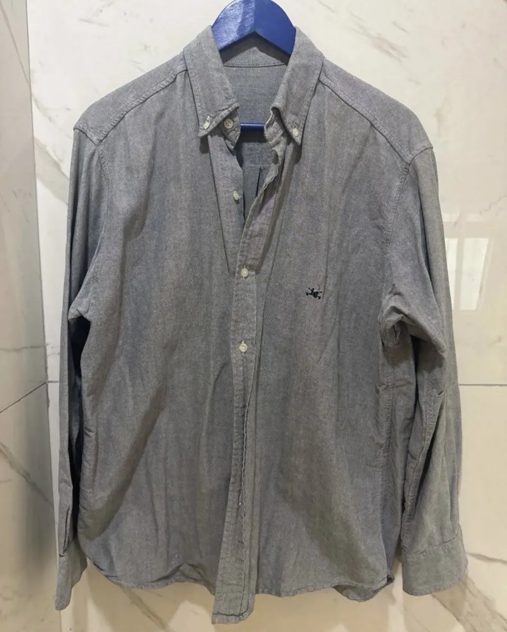 Camisa de manga larga gris, ideal para un look casual y cómodo. Perfecta para el día a día o para una salida informal.