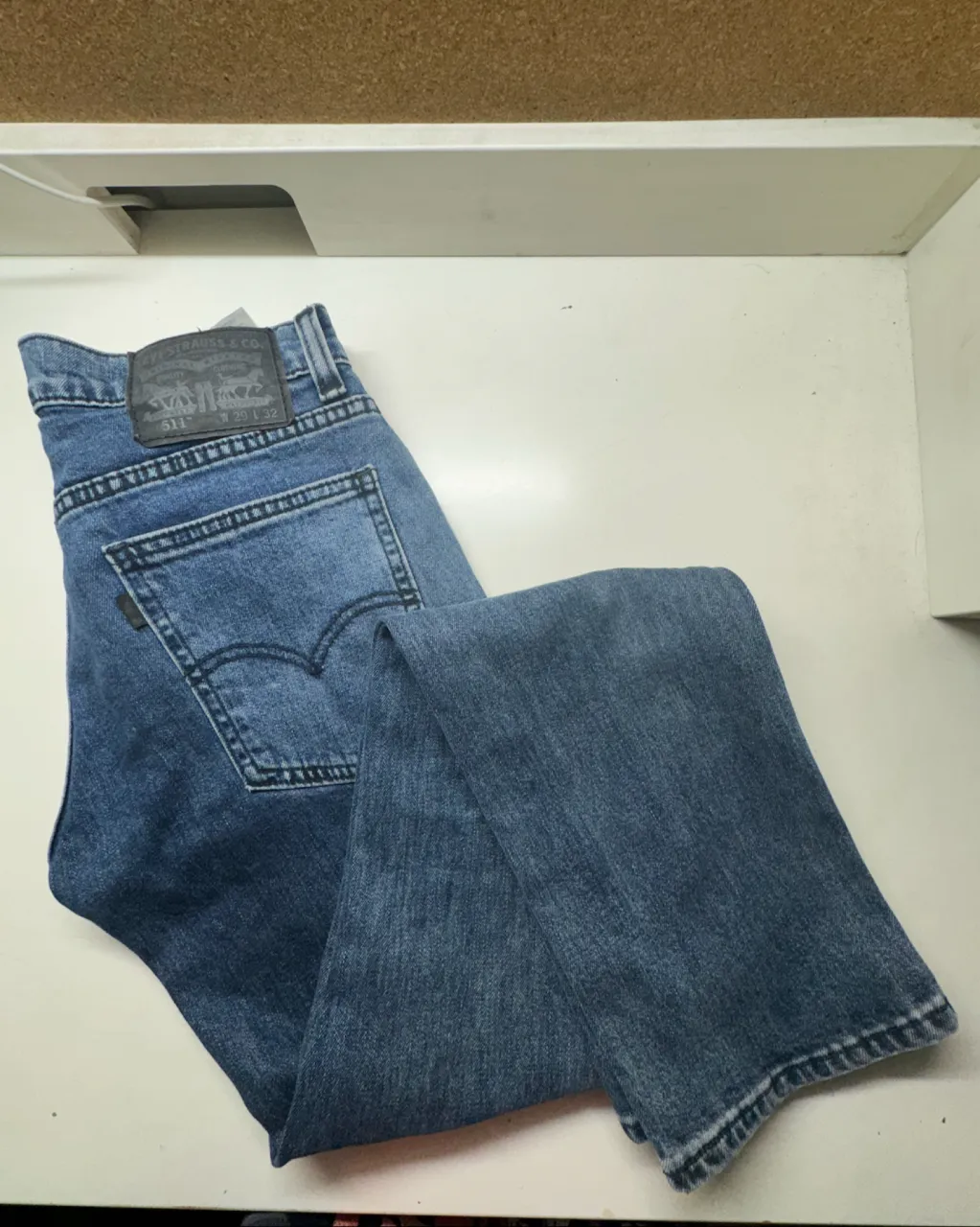 Jeans Levi's 511 de hombre, color azul. Modelo clásico con cinco bolsillos y etiqueta de marca en la parte trasera.