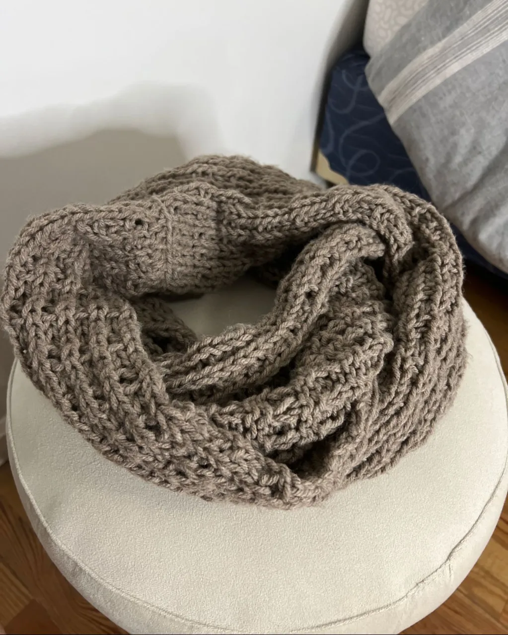 Bufanda tejida color marrón. Es un modelo infinito, se puede usar doble vuelta.