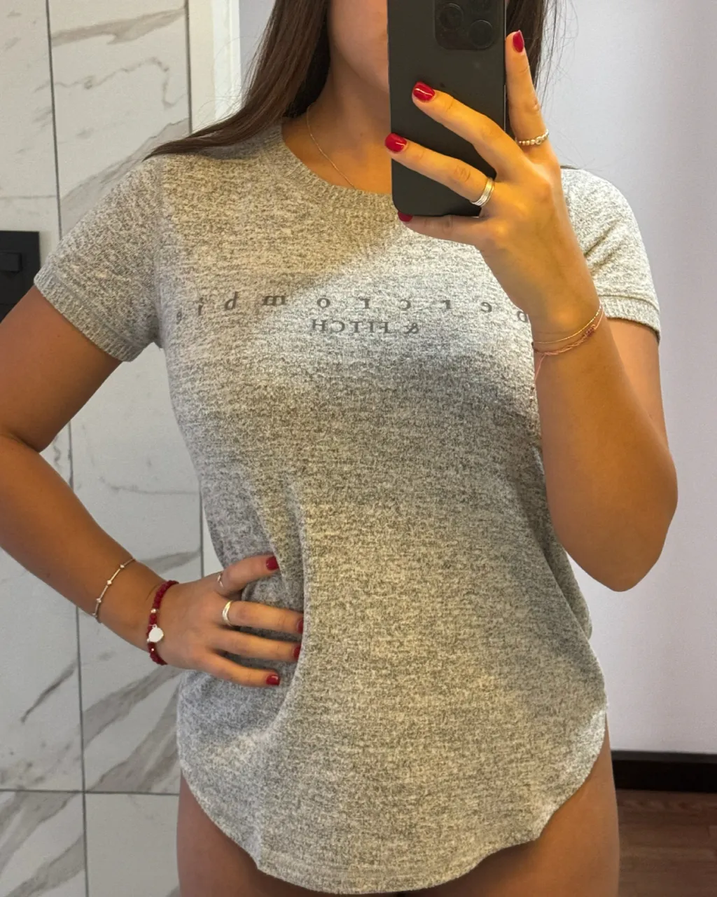 Remera gris jaspeado con estampa de la marca en el frente.