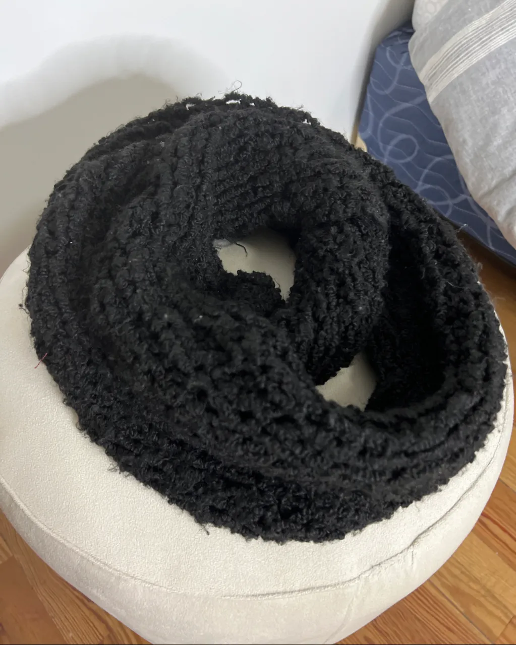 Bufanda tejida de color negro. Es un modelo infinito, ideal para abrigarse en días fríos.