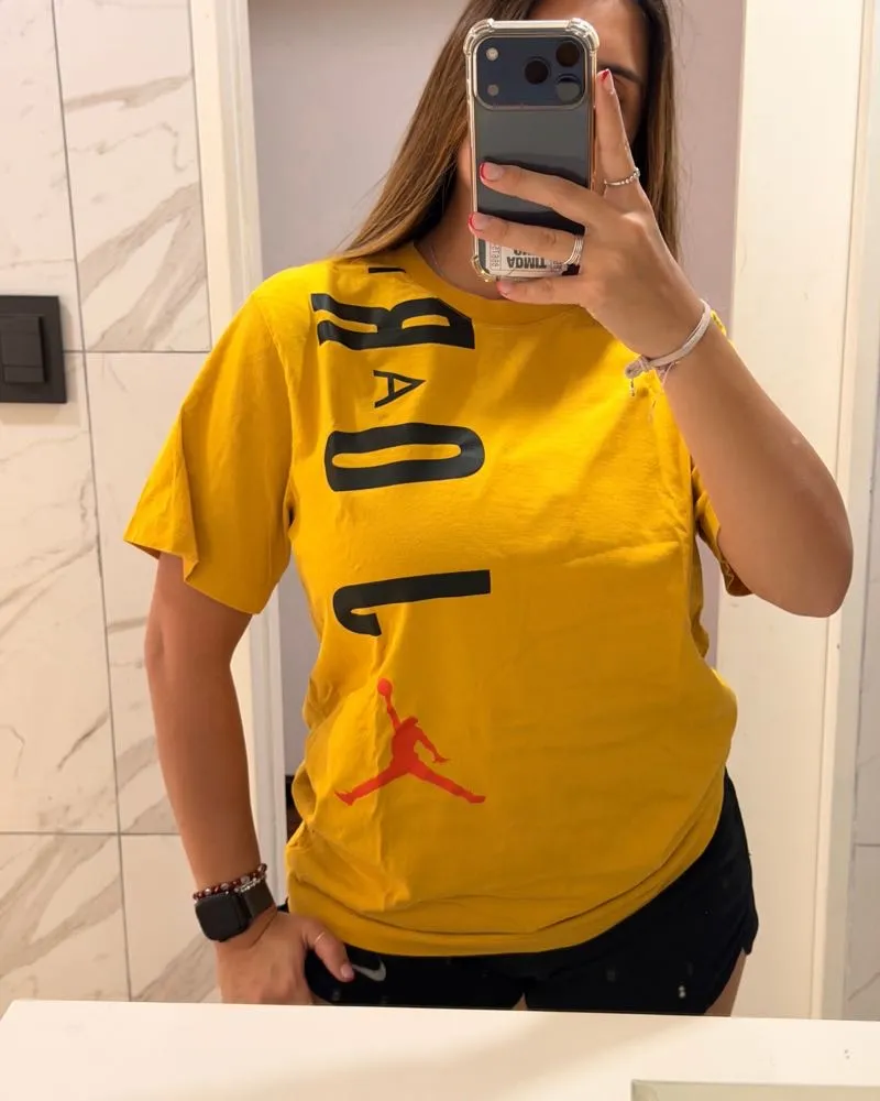 Remera amarilla de manga corta con estampa grande de Jordan en negro y rojo. Ideal para un look casual y deportivo.