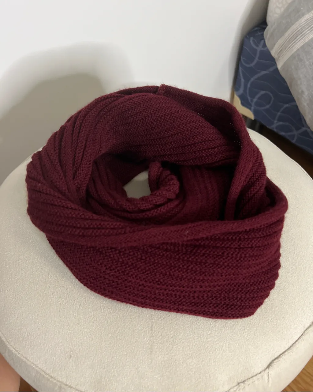 Bufanda tejida de color bordó. Es un modelo infinito, ideal para abrigarse en días fríos.