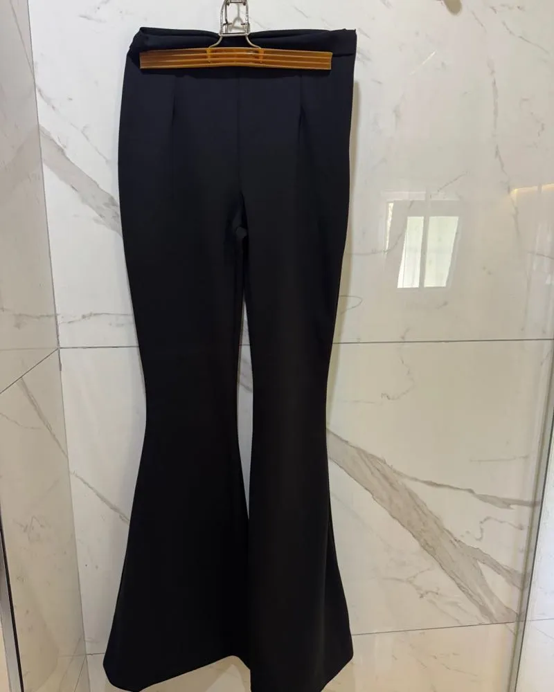 Pantalón negro con cierre lateral.