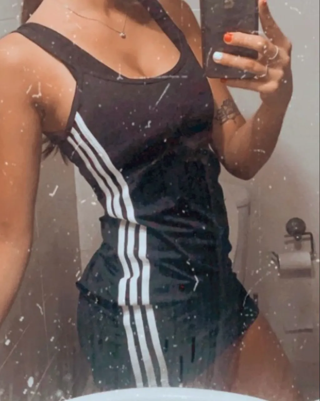 Mono deportivo negro con tres tiras blancas laterales. Breteles finos.