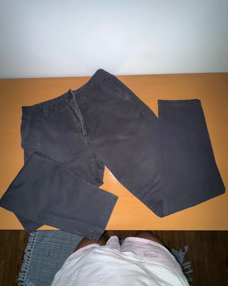 Pantalón de gabardina color gris oscuro. Posee bolsillos frontales y traseros.