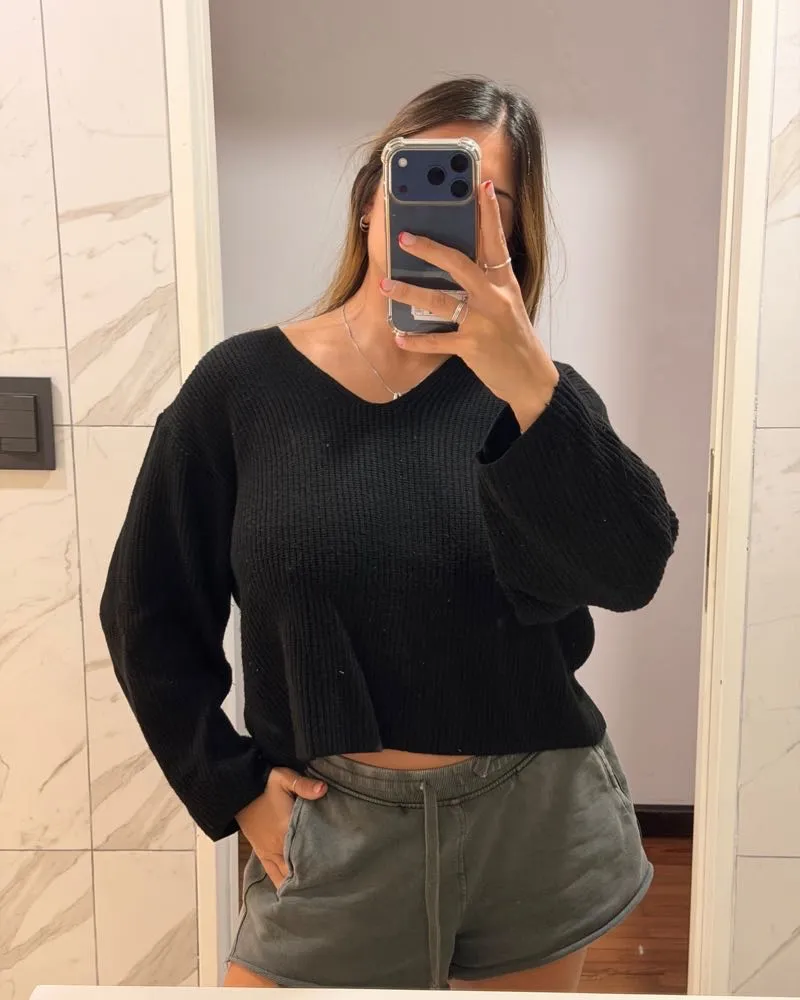 Sweater negro de manga larga con escote en V. Un básico súper canchero y cómodo para sumar a tu guardarropas.
