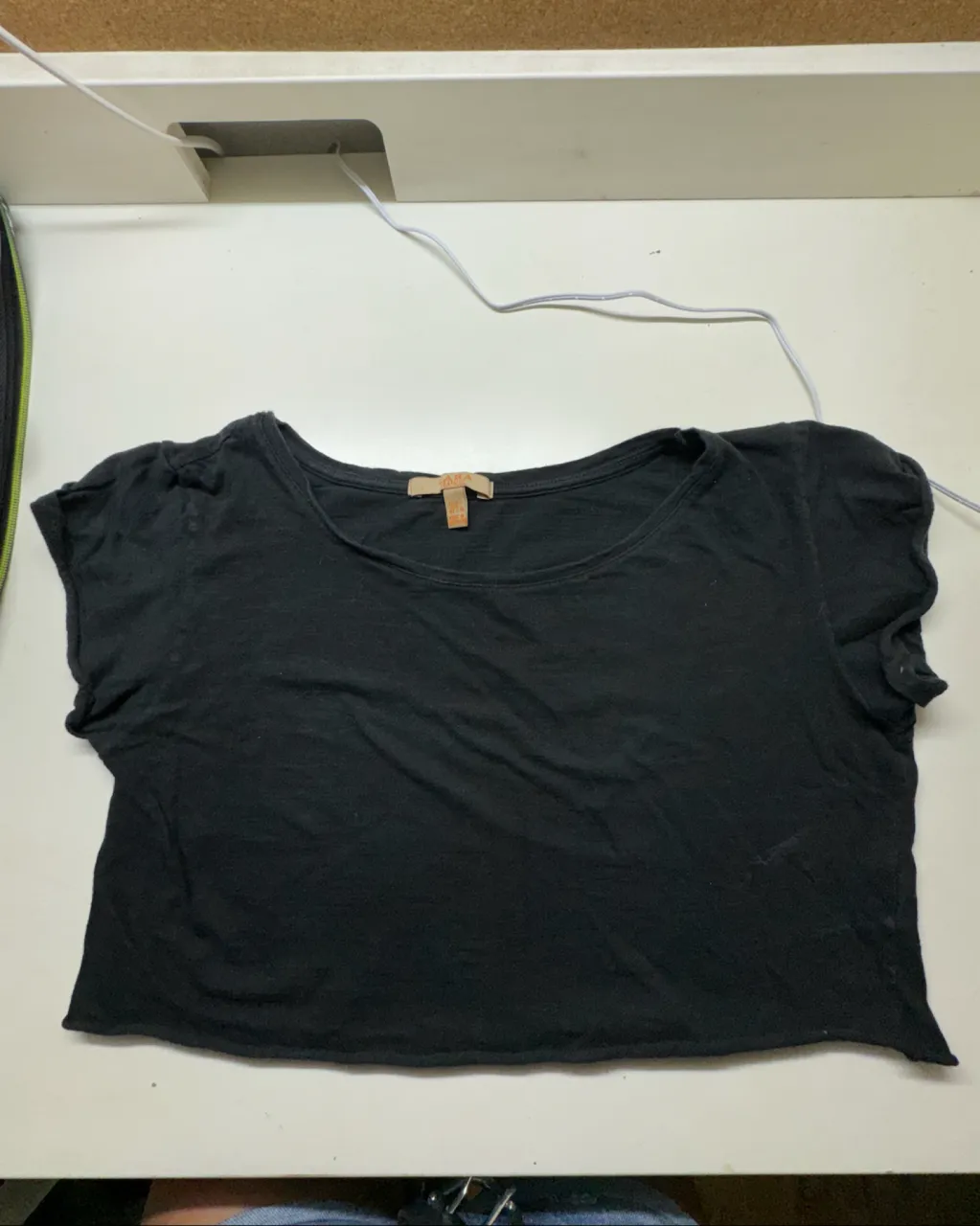 Remera negra de manga corta con cuello redondo.