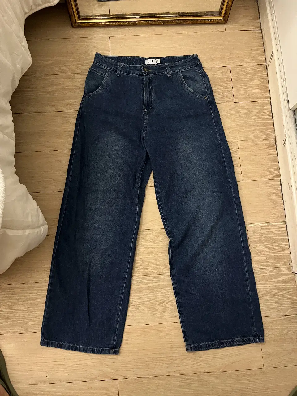 Jeans de mujer estilo wide leg, tiro alto, de la marca OLI. Talle 42 (aunque la etiqueta está mal. Ideal para un look casual y moderno. Básico infaltable en tu armario 