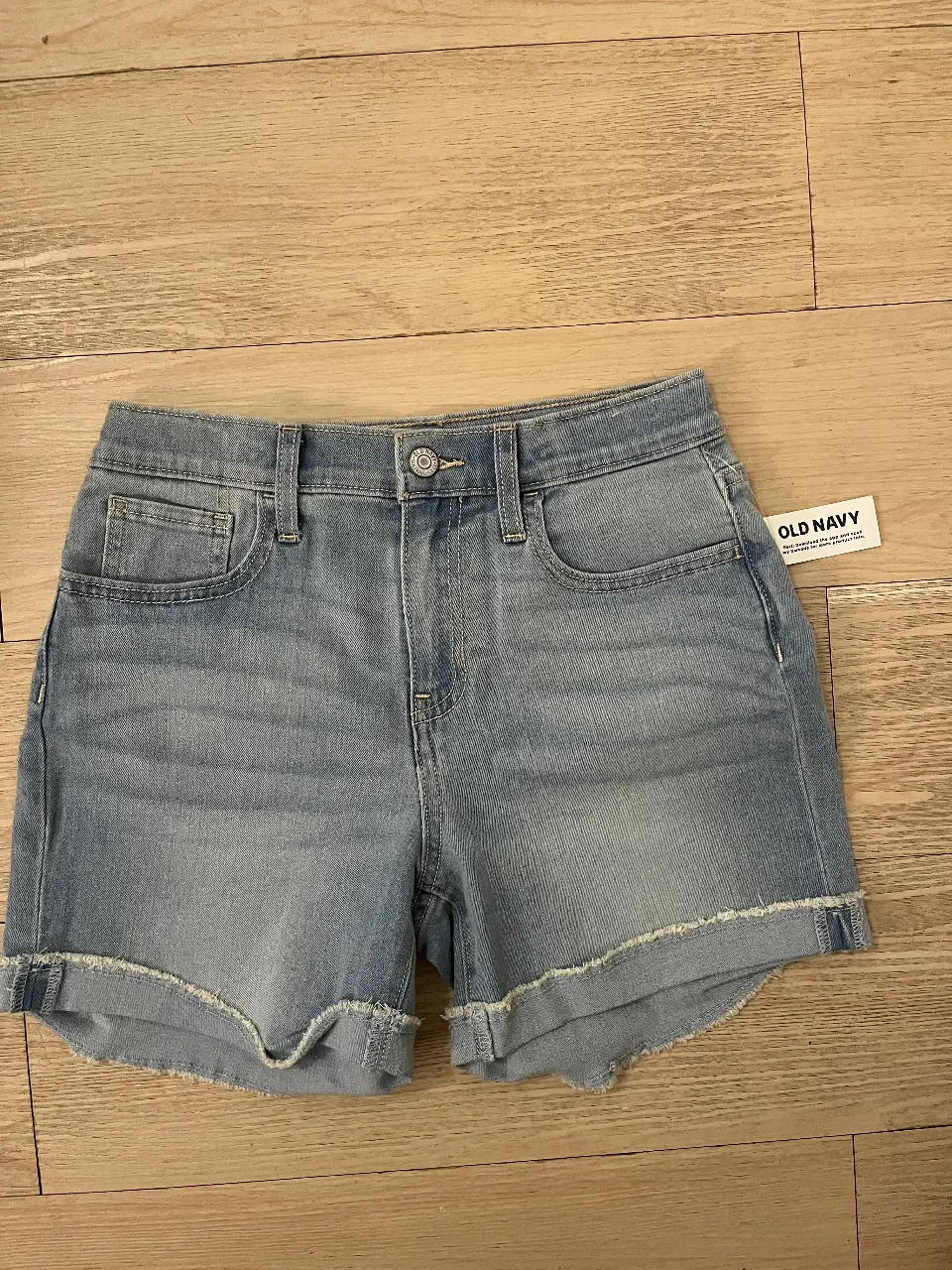 Short de jean azul claro de mujer, tiro alto, con dobladillo deshilachado. Ideal para un look casual y cómodo. Sin uso TODAVÍA CON ETIQUETA 