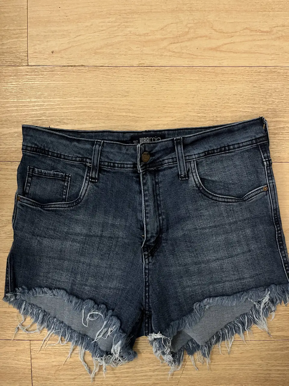 Short de jean azul con flecos en el borde inferior. Tiro medio. Perfecto para el verano. Nuevo sin uso 