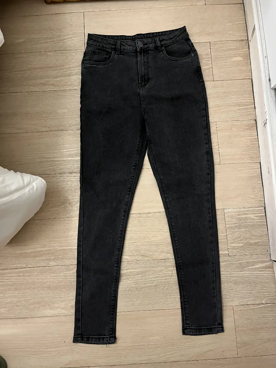 Jeans skinny de mujer, color negro/gris oscuro, talle 42, de la marca Basicos (importado de uruguay). Ideal para un look casual y versátil. Básico infaltable en tu armario 