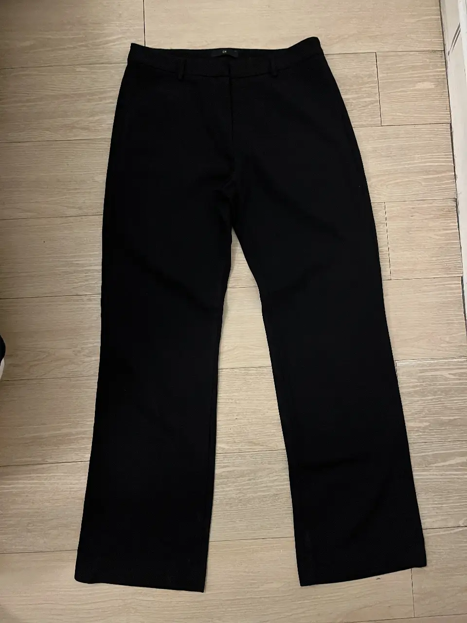 Pantalón vintage sastrero negro de corte recto, ideal para un look formal o de trabajo. Confeccionado en tela de alta calidad, este pantalón ofrece un ajuste cómodo y elegante. Perfecto para combinar con blusas, camisas o sweaters.